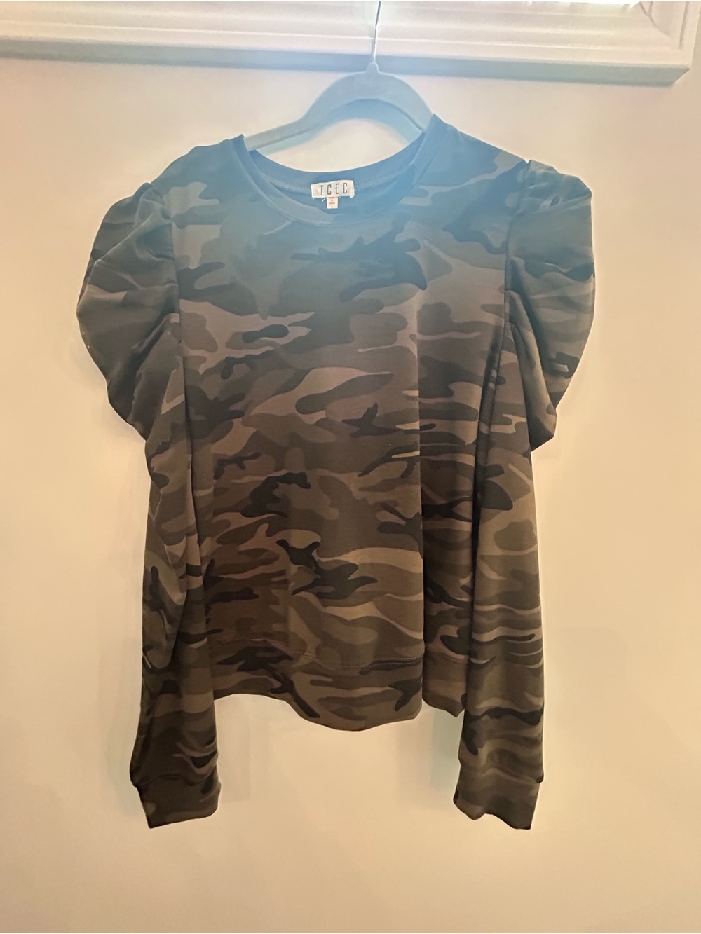TCEC Women’s Olive Camo Puff-Sleeve Tee L